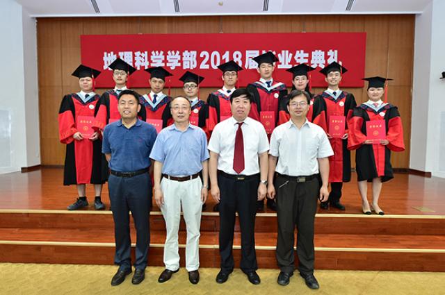 20180628153018989858607322.jpg 2-给优秀博士毕业生颁奖.jpg